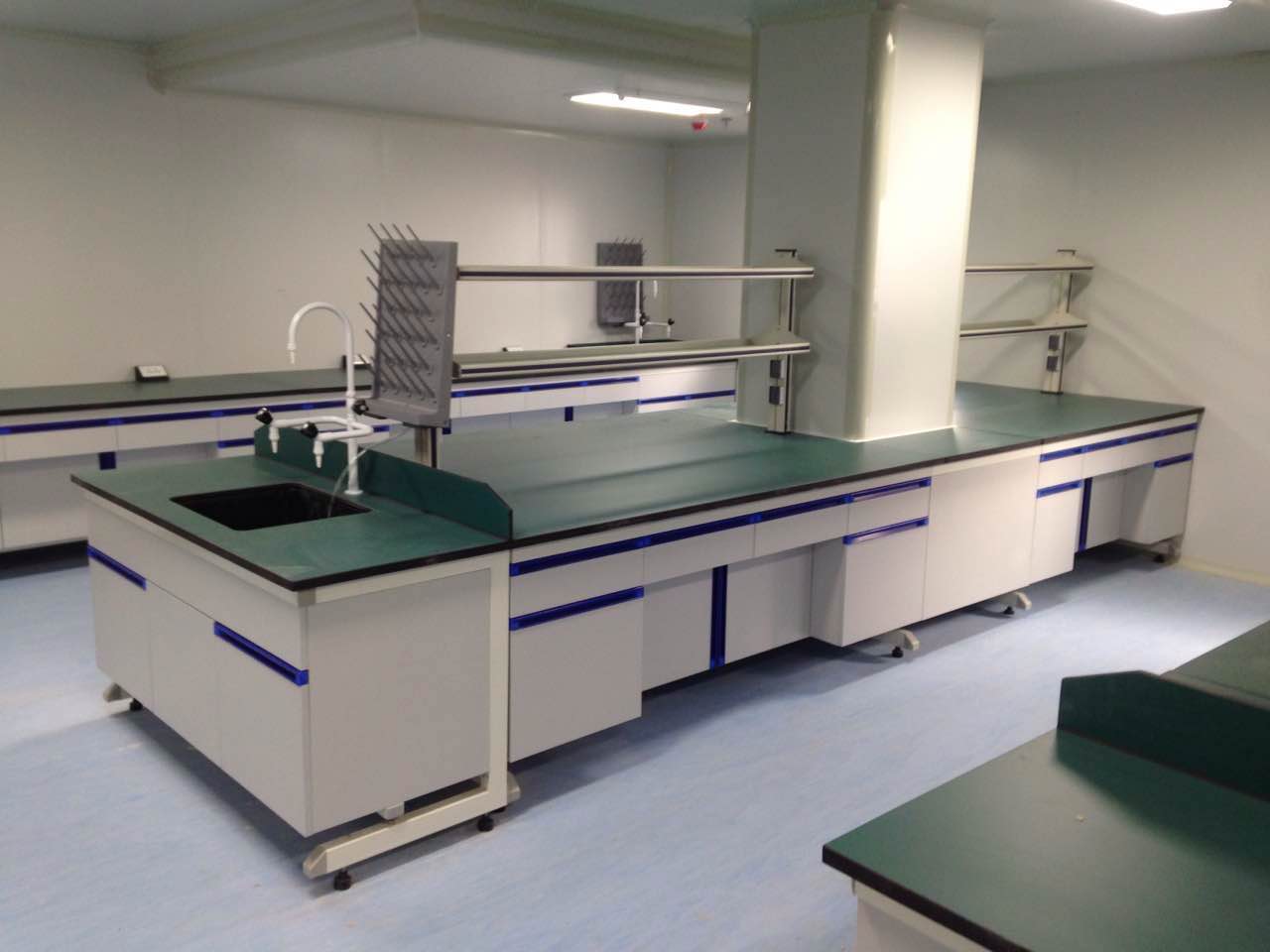 無菌室中央臺(tái).jpg 無菌室中央臺(tái).jpg